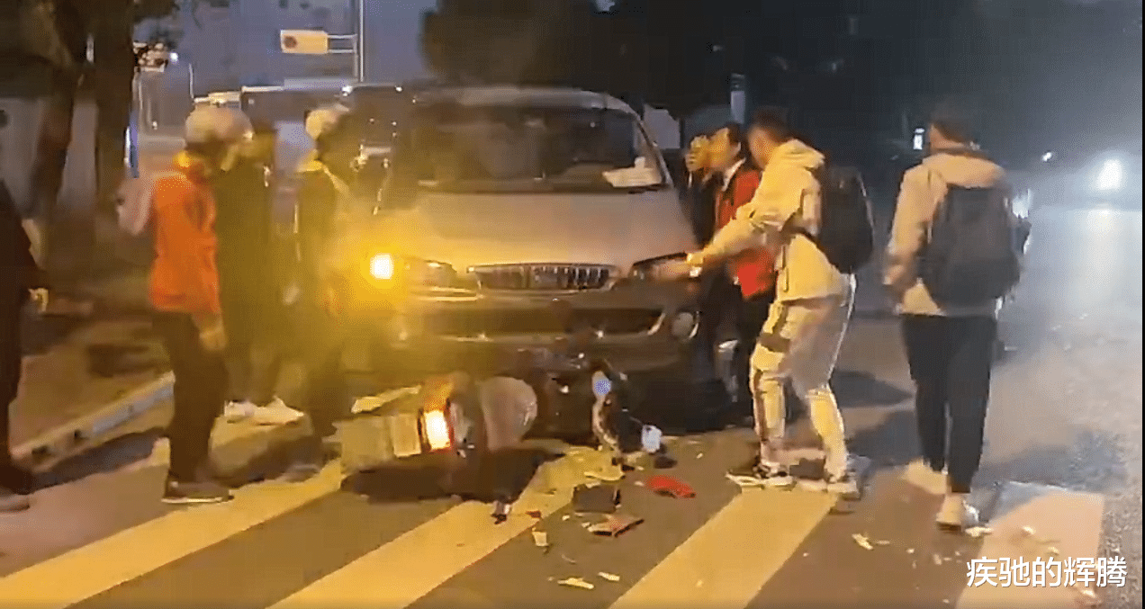 疾驰的辉腾|浙江东阳：横店环城北路与明清西路发生一起车祸！事故现场一片狼藉