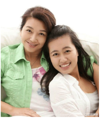 江珊@弃王志文,闪婚高曙光,抛弃靳东,53岁的江珊为何选择小15岁的他