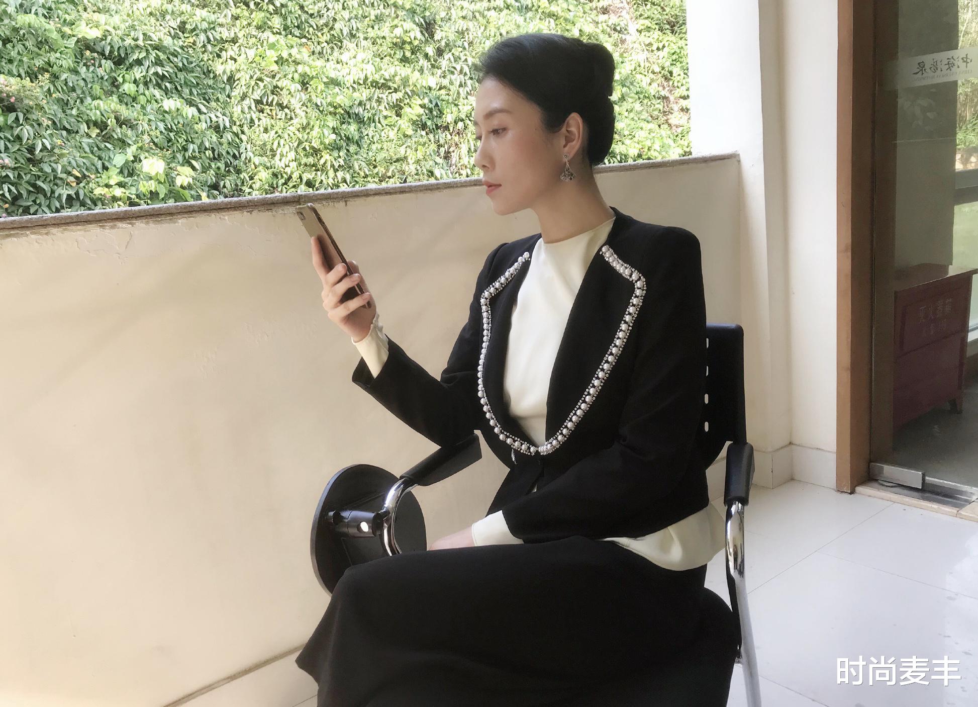 女孩|曾和姚芊羽双美搭档，今现身《演员请就位》，西装套装成熟霸气