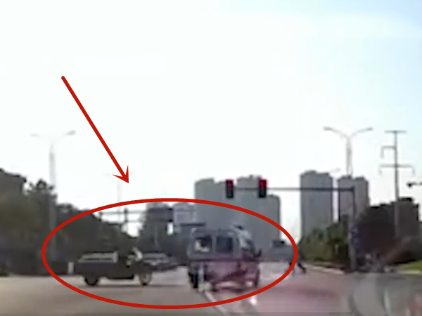 朔事谈|江西一救护车紧急送病人，闯红灯与三轮相撞，警方：车主当场死亡