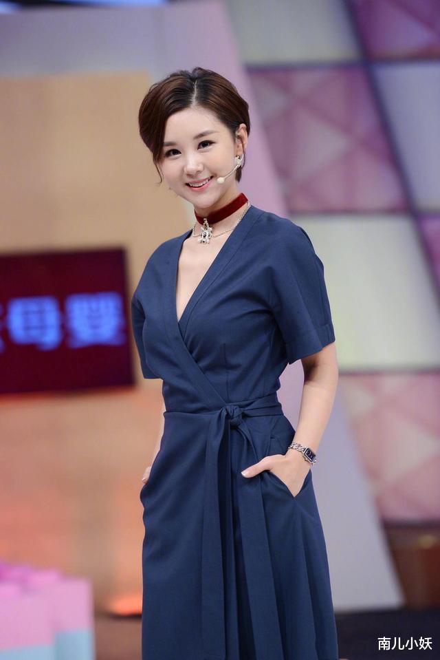 连衣裙■李小萌换发型太美了，穿蓝色V领连衣裙配短发，气质温柔又甜美