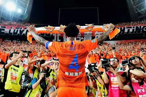 山东鲁能|致敬韦世豪？鲁能功勋外援推射自家球门导致球队被逆转！暴锤草坪泄愤