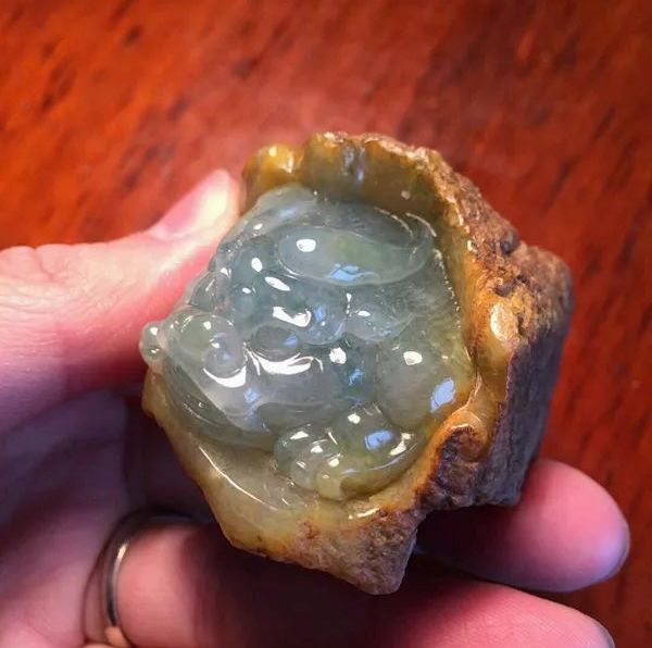 「翡翠」2800淘的一块形状奇特的翡翠原石，雕刻出的麒麟更显霸气！