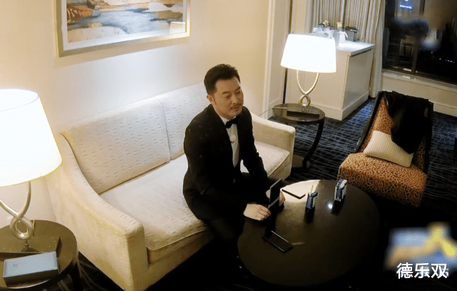 [奔跑吧兄弟]baby入住跑男酒店，面前的桌子干干净净，看到墙角的桌子，懵了！