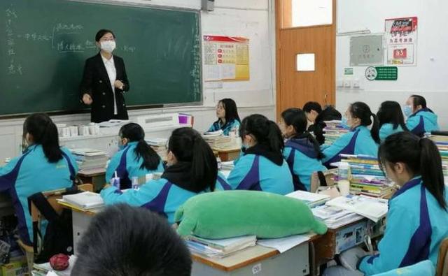 『学霸』初中生公认3个“学霸专座”，第2个位置最佳，学渣从未享受过