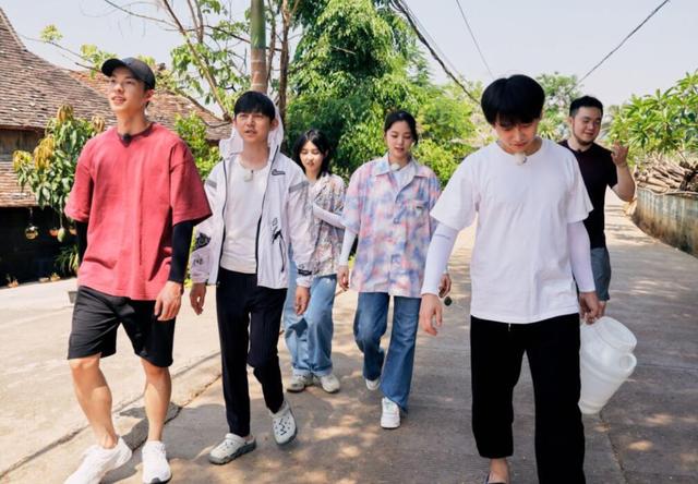 向往的生活|作秀实锤？《向往的生活》剪辑出纰漏，曝光分批录制及点外卖内幕