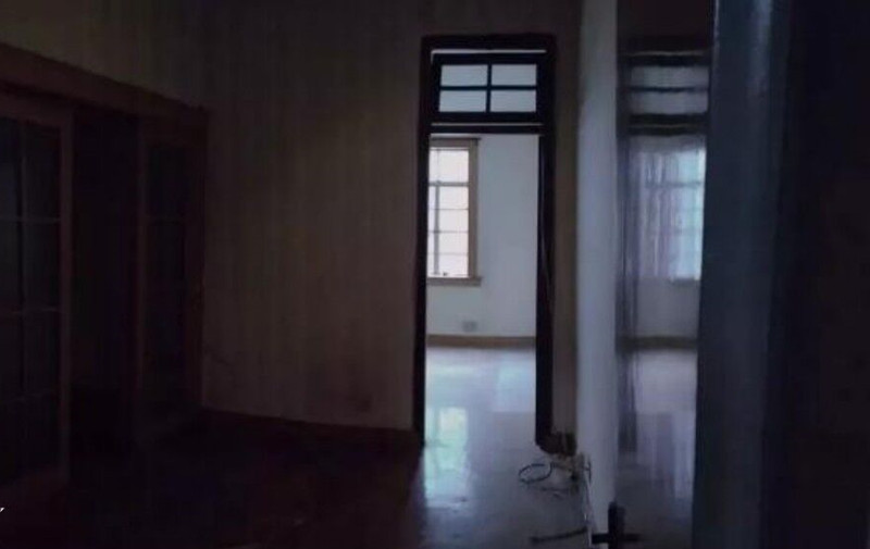 两夫妻买下了整栋小区楼，上下打通变一家，原来这才是有钱人！