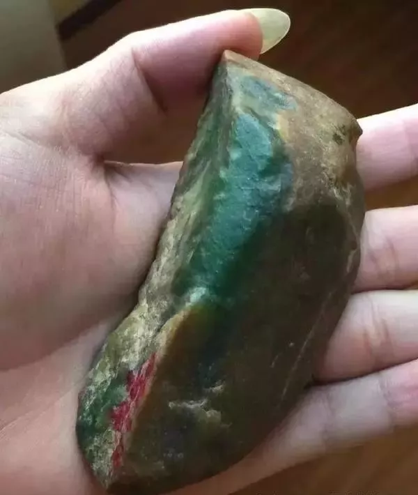 蜜蜡▲一块让人头疼的翡翠原石，没想玉雕师灵感一来，作品竟可作为传世之宝！