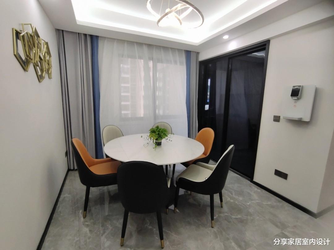 |她家花了十个月终于完工，简约又漂亮，客厅无主灯的设计很喜欢！