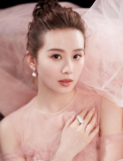 【刘诗诗】刘诗诗与好莱坞女明星合影，气场差距太明显，被指完全被秒杀