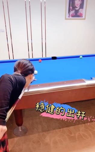 [潘晓婷]潘晓婷晒打球视频：有人说想教我打台球？撩头发那一刻 太美了