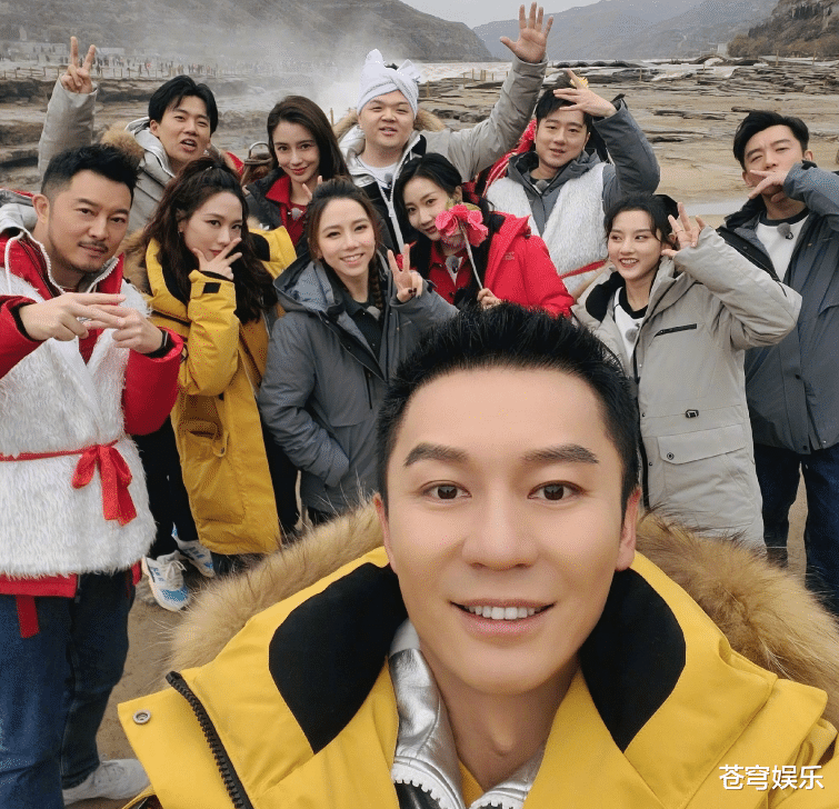 郭麒麟|李晨晒跑男录制合照,五个女嘉宾好养眼,却没有郭麒麟的脚惹眼!