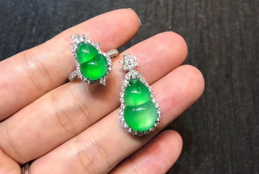 翡翠|为什么一枚仅仅几厘米的翡翠蛋面，可以这么贵？