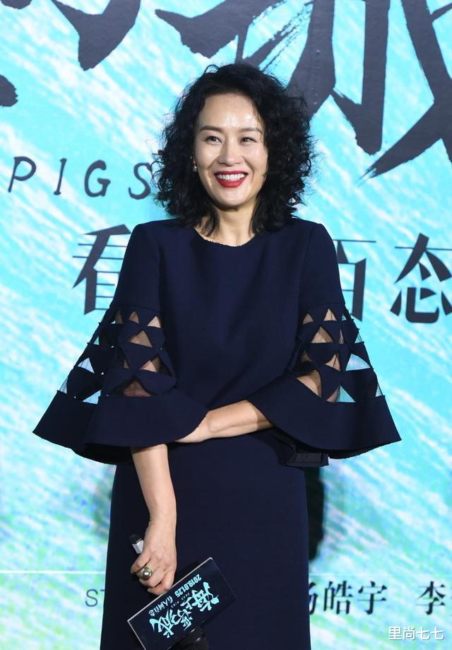 邬君梅|邬君梅换发型，烫钢丝卷涂红唇太有味，小腿纤细54岁女星里罕见