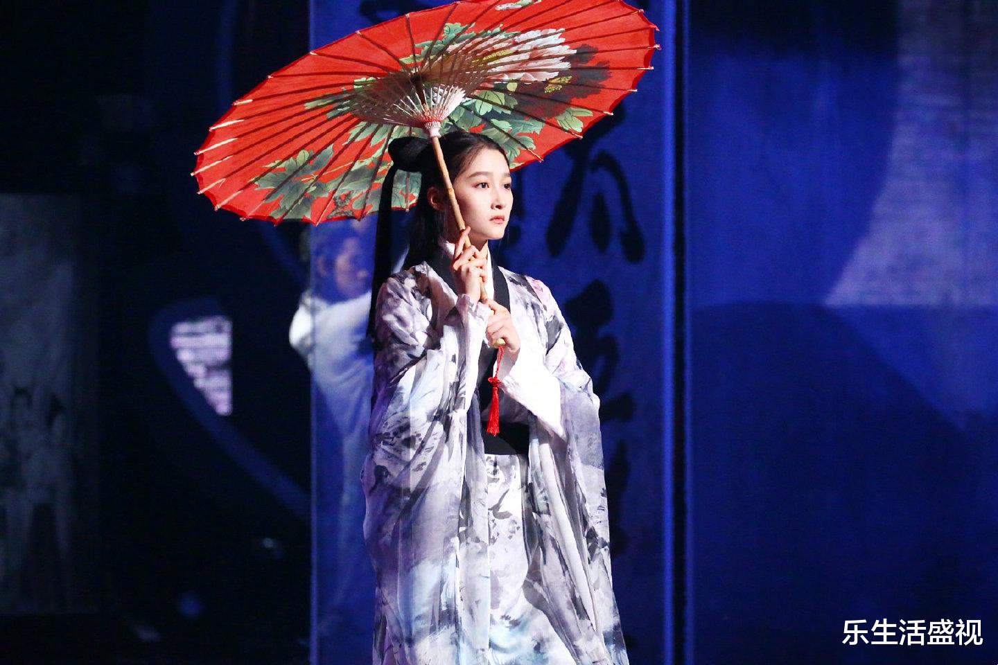 『关晓彤』《王牌对王牌》中关晓彤再现青萍公主经典造型,手持油伞翩翩起舞