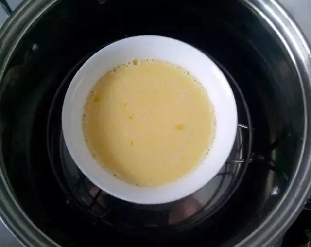 蒸鸡蛋：鸡蛋一蒸就老？因为你只会加水！多加1步，蒸出来软嫩无蜂窝！