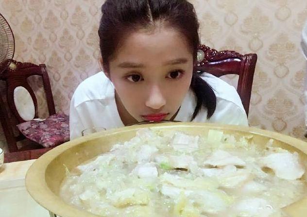 ▲晒晒关晓彤生活中的家，估计是老爸装修的，家里都是老式红木家具