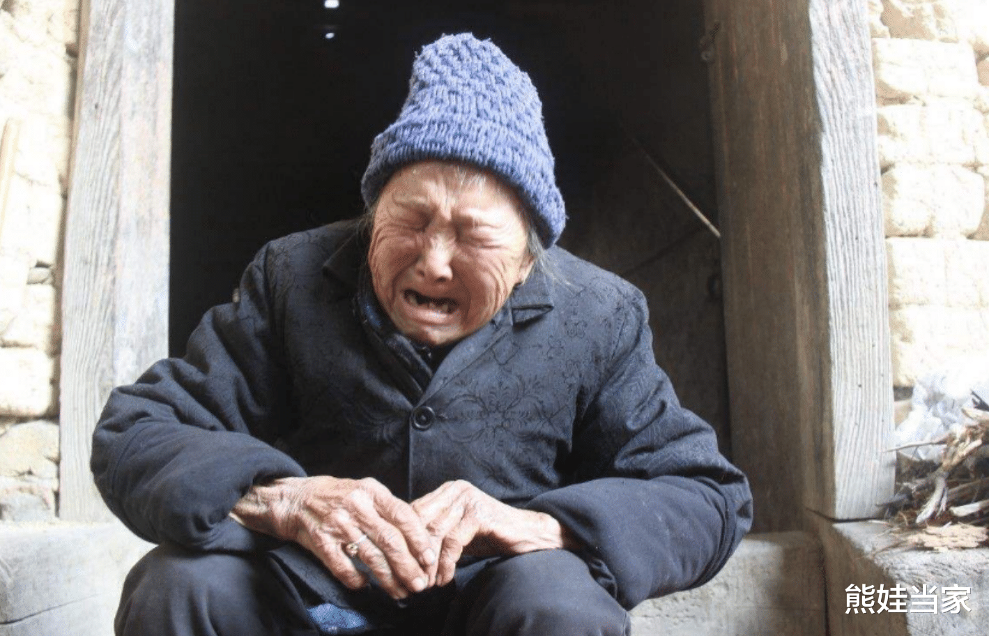 熊娃当家|“儿啊，我真没钱了”，妈妈从5楼一跃而下，被啃老的一生结束了