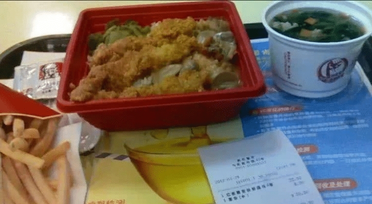 ▲吃肯德基时，为什么餐盘上总垫一张纸，服务员：多数人不懂装懂