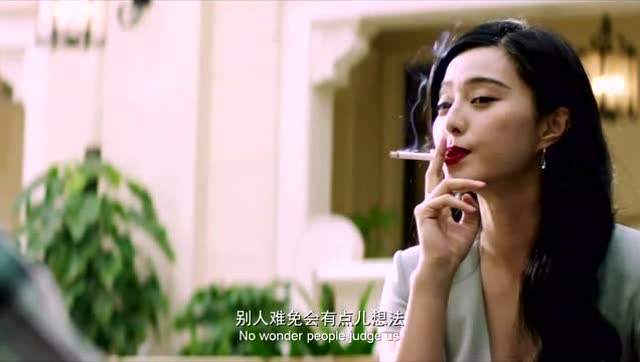 「范冰冰」范冰冰抽烟照片曝光，眼神魅惑手法娴熟超迷人，网友：一看就是老烟枪