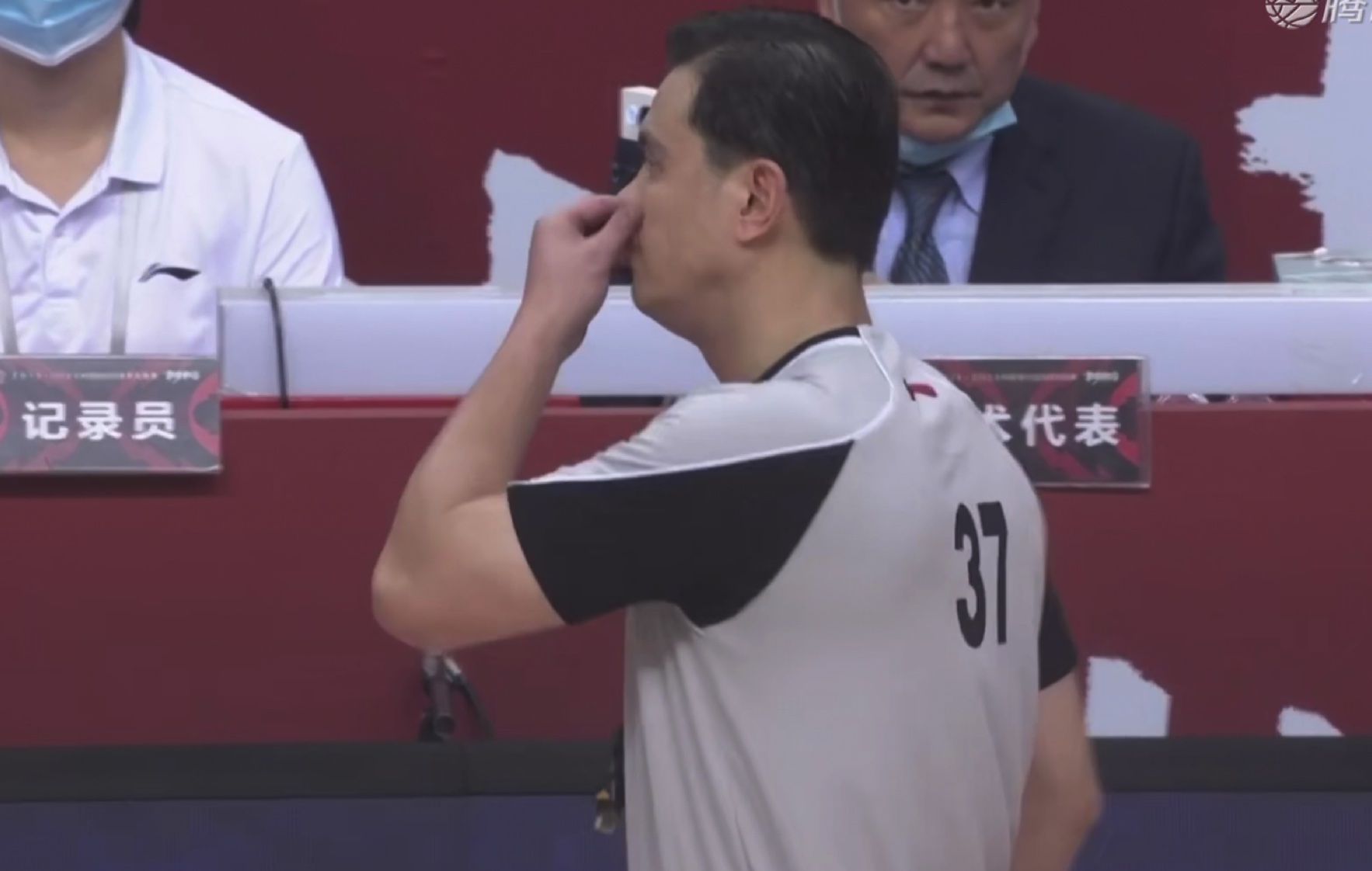 王薪凯|广东CBA夺冠夜：万圣伟跟姚明要手表“遭拒”，王薪凯成焦点！