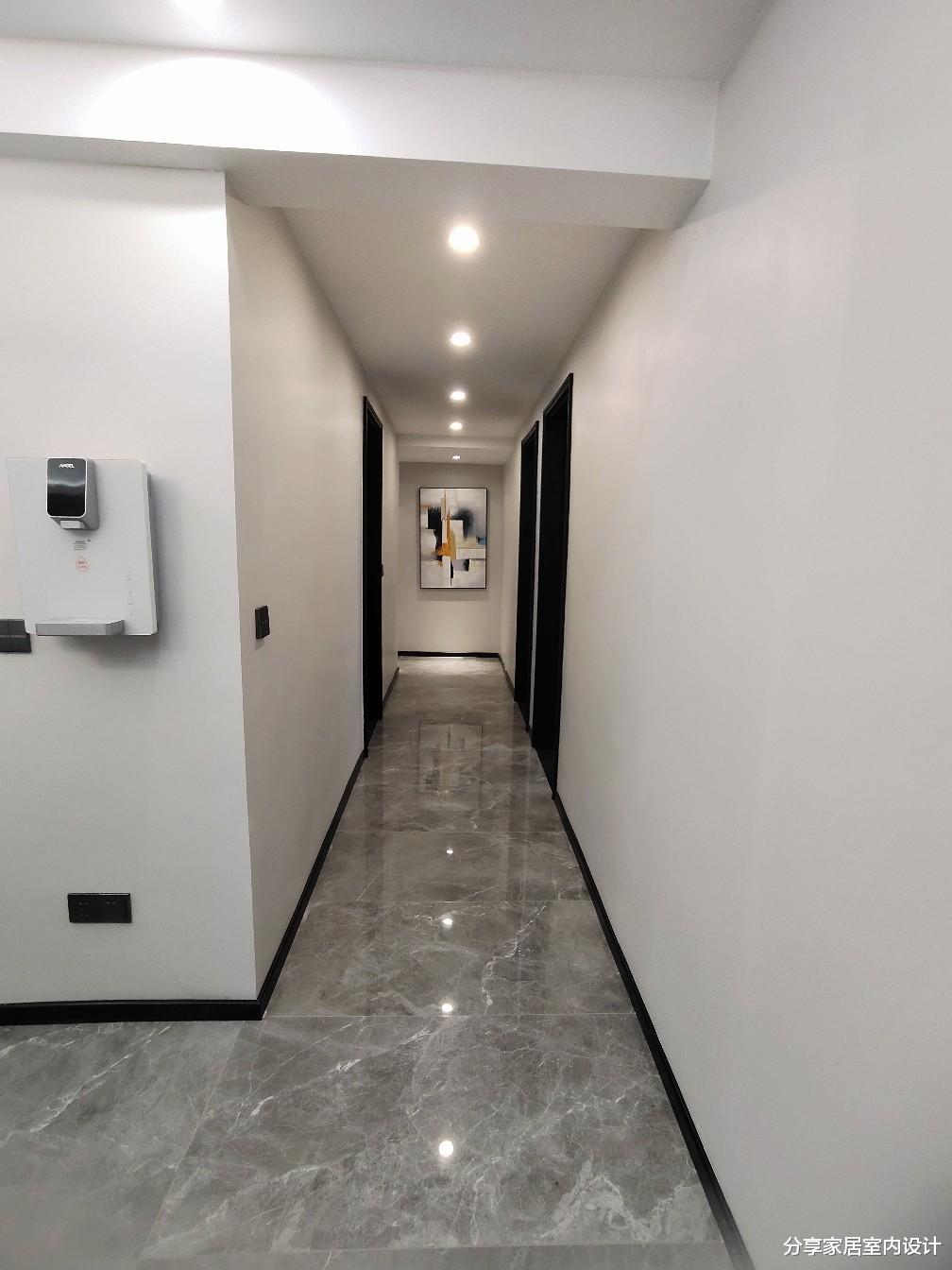 |她家花了十个月终于完工，简约又漂亮，客厅无主灯的设计很喜欢！