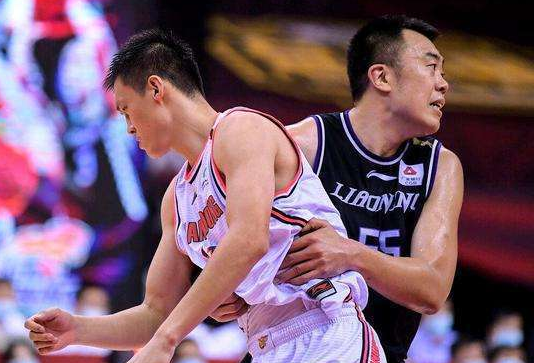 杜锋|太狠了！杜锋叫暂停怒骂弟子是废物，敢跟裁判呛火：你会打篮球