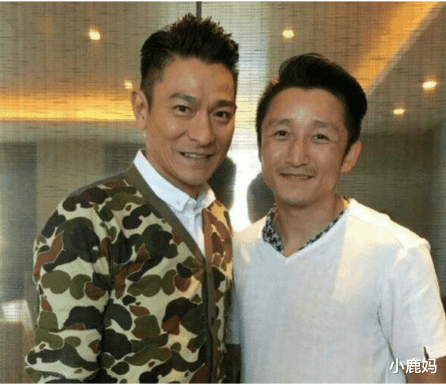 刘德华：刘德华和邹市明夫妇合影有多“尴尬”？看起很亲密，背后镜子说明一切