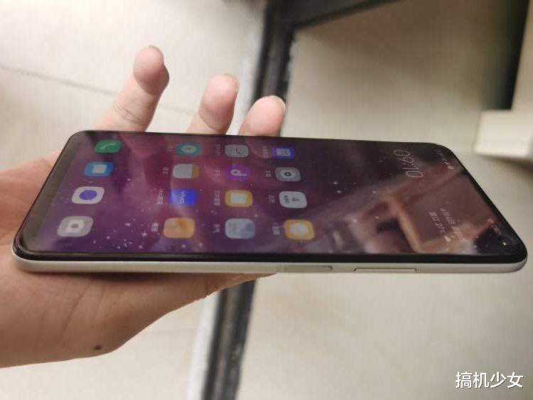 的5g手机中,vivo也是有非常高的性价比机型,比如图中这款iqooz1就是了