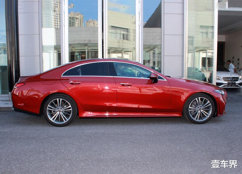 奔驰cls级■最美奔驰换代后销量惨淡，299马力配9AT，看完价格后转身换奥迪