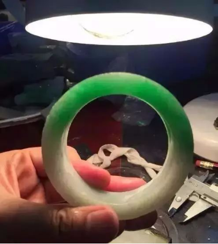 橄榄核雕|爆裂的翡翠毛料,切的好坐宾利,不会切骑小电动!