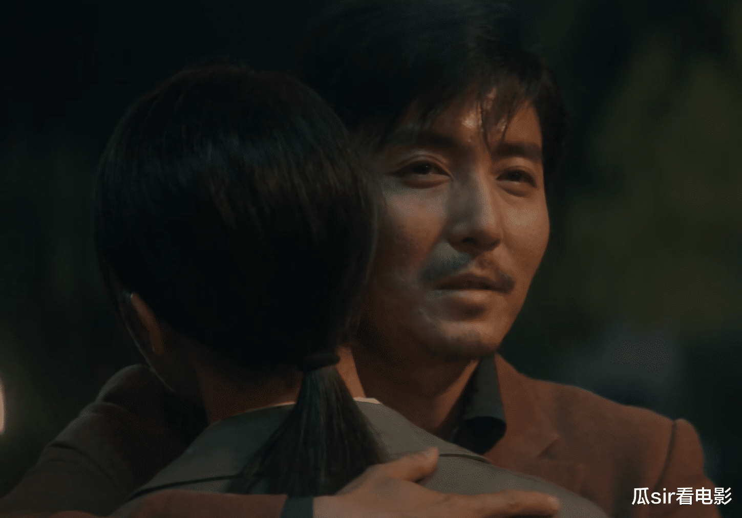 女孩|《隐秘而伟大》“青成”之恋仅留余声，他终究只是抱了抱那个女孩