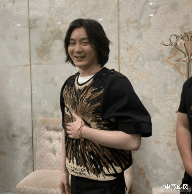 「张大仙」张大仙读初中被学妹追求，以为他开玩笑，看到他18岁的照片，恋爱了