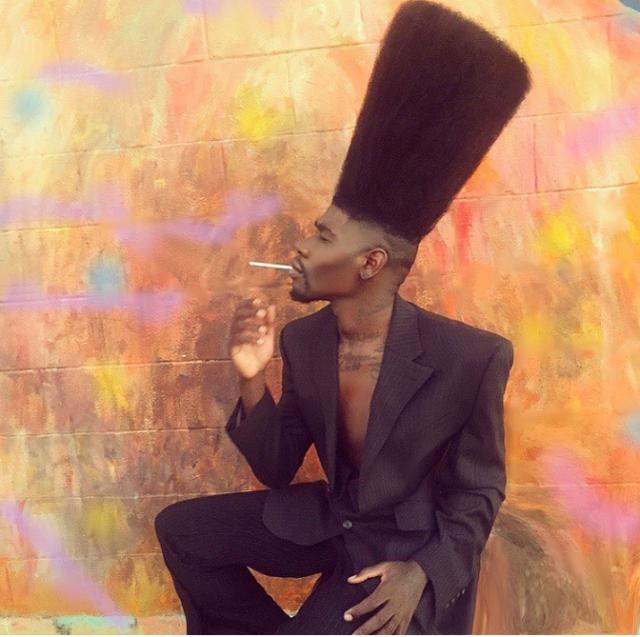 吉尼斯世界纪录@黑人男子靠一头直立的头发吸粉50万，走红后还开创了自己的事业