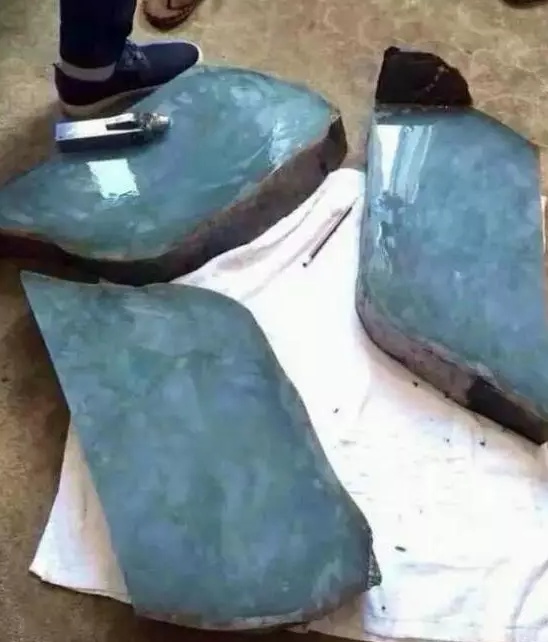 「」三块料子开出200多条冰种晴底手镯，条条完美，价值近亿元！