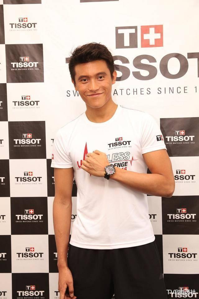 『马德钟』马德钟获儿子弹奏钢琴伴早餐，两父子似足两兄弟，网友：儿子显老