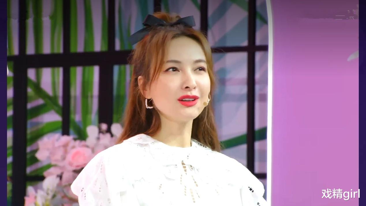 吴昕|郑爽吴昕林允黄圣依拍女团照比美，一起脱鞋泡脚，昕姐否认打瘦腿针