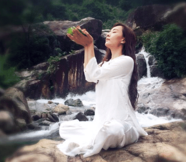 [姐姐]妹妹是知名女演员，姐姐是金融精英，明明是亲姐妹长得一点也不像