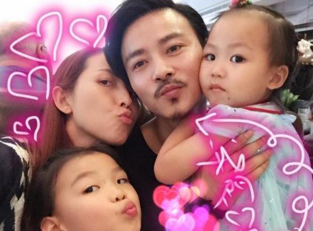 宿舍|参观蔡少芬在香港的家,女儿卧室像学校宿舍,两张双层床紧挨着放