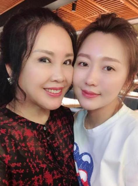 「潘长江」在女厕所居住8年时间，当红时嫌弃妻女，潘长江不为人知的一面