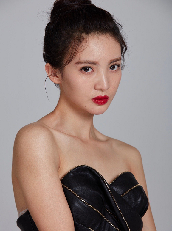 金晨|女明星杂志为啥直拍正面？金晨侧过身，后背贴的一物连摄像都没想到