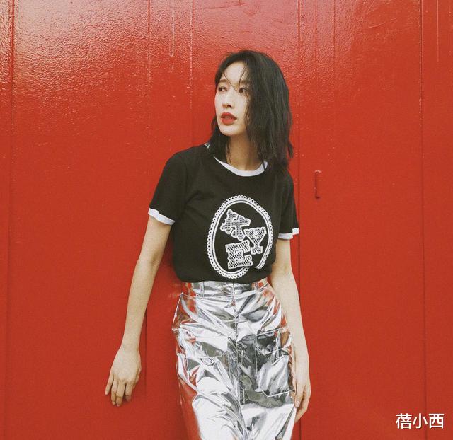 #穿衣搭配#张俪在国外就是会穿，一身简约穿搭+短发，减龄又时髦美出国际范