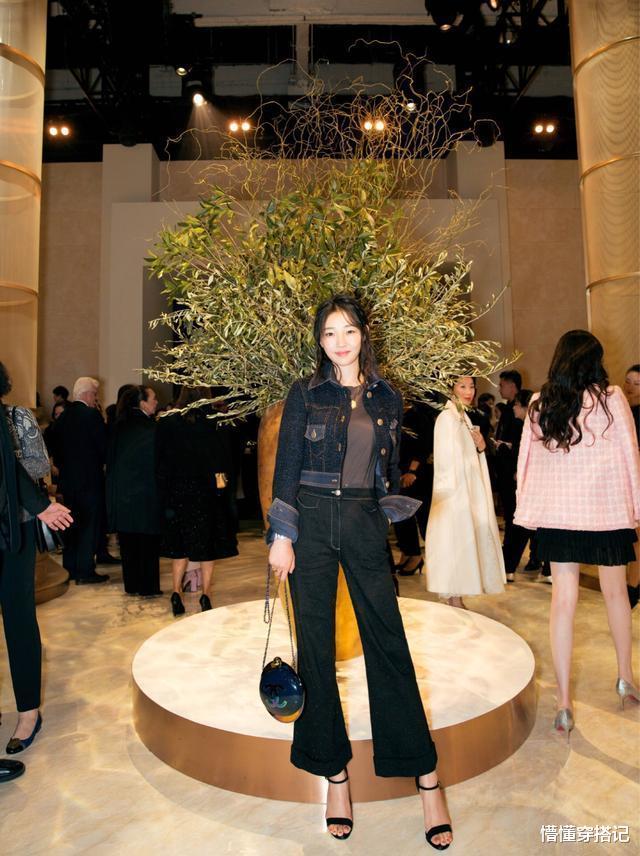 #白百何#白百合低调现身，穿一身\老土\牛仔装，实力演绎土到极致就是潮