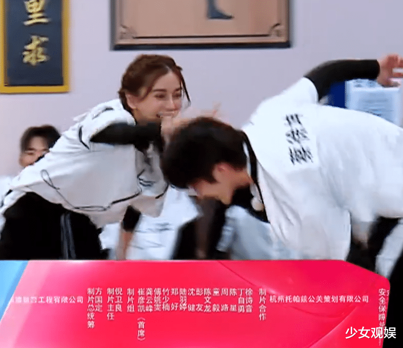 Angelababy|跑男8下期蔡徐坤玩游戏太入迷,见到baby不慎滑倒,他反应太暖了