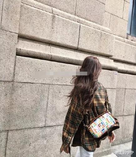 许静婉■整容、傍大款、私生活乱？被网络暴力的18岁停车场女孩，现在恋爱了