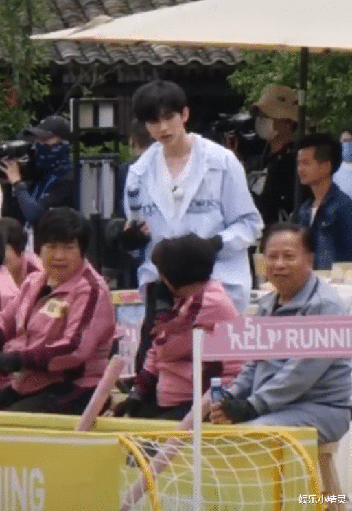 「奔跑吧兄弟」蔡徐坤录跑男帮baby提裙不算啥，看到另一举动，人红是有原因的！