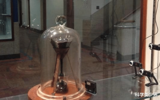 一块沥青滴了快100年,熬死了两位教授,该实验想要证明什么?