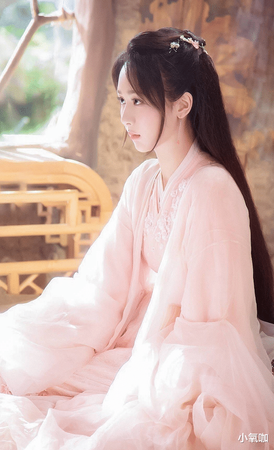 【刘海】杨紫换个造型上热搜，放下刘海却惹争议，能不能换个发型？