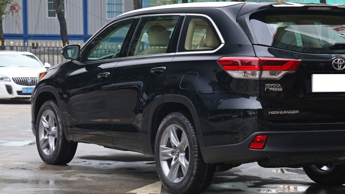 「丰田汉兰达」比奥迪Q5霸气，起步2.0T，十年难开坏，一箱油跑800Km