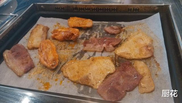 [苦瓜]长点心吧！吃烤肉服务员问你：换不换纸，其实是一种“暗示”